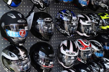 motosiklet kask bir grup ile mağaza vitrin