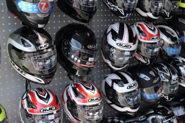 motosiklet kask bir grup ile mağaza vitrin