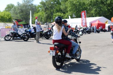  bir kız motosiklet sürme ile adam