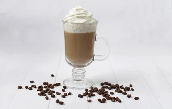Delicioso café aromático latte irlandés —  Fotos de Stock