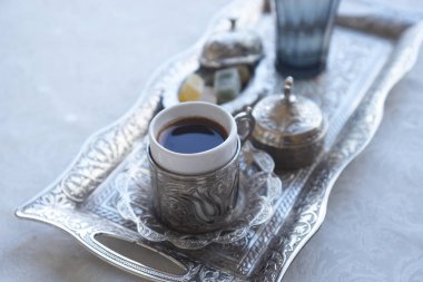 Türkiye İstanbul'da sabah güzel bir gümüş tencerede geleneksel içki siyah aromatik kahve