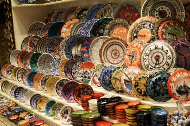 Türkiye 'de İstanbul pazarında el yapımı süs desenli güzel seramik sofra takımları