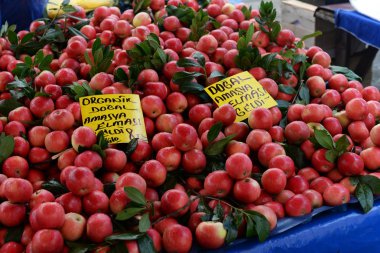 bir pazarda kırmızı meyve elma çok