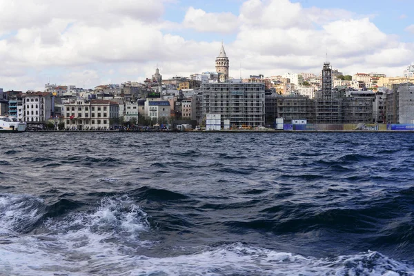 Θέα από τη θάλασσα προς τον πύργο Γαλατά — Φωτογραφία Αρχείου