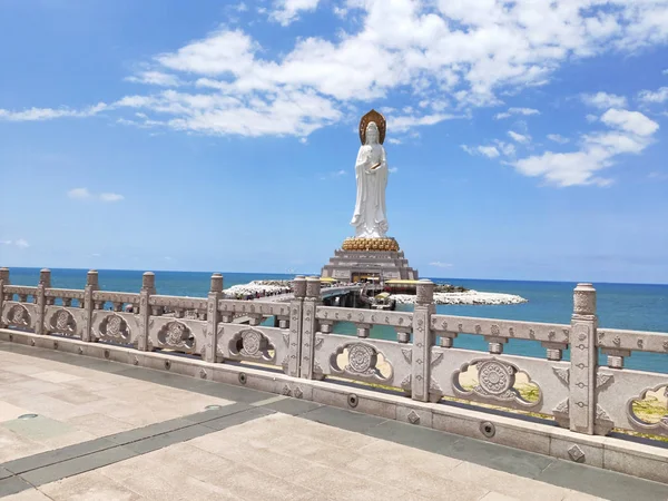 Boeddha cultuur standbeeld van godin Guanyin — Stockfoto