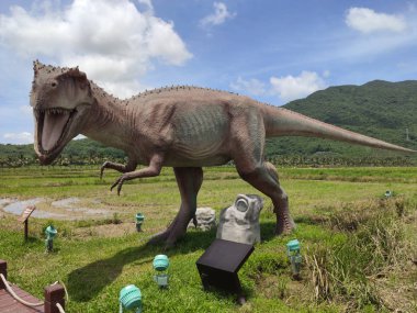 Dinozorların tarihi heykelleriyle müze 