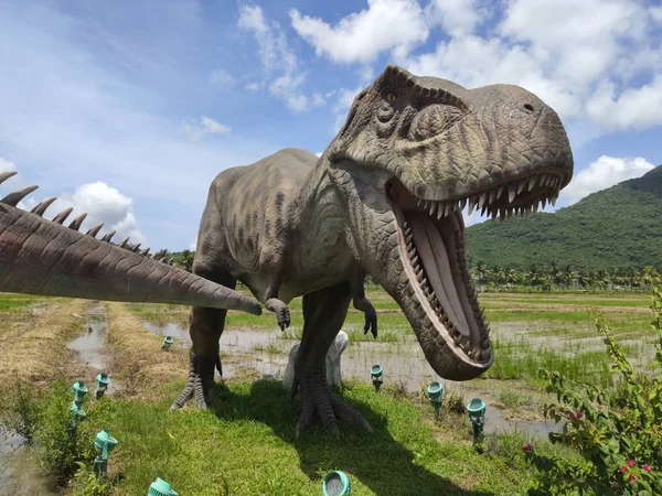 Dinozorların tarihi heykelleri ile Müze i