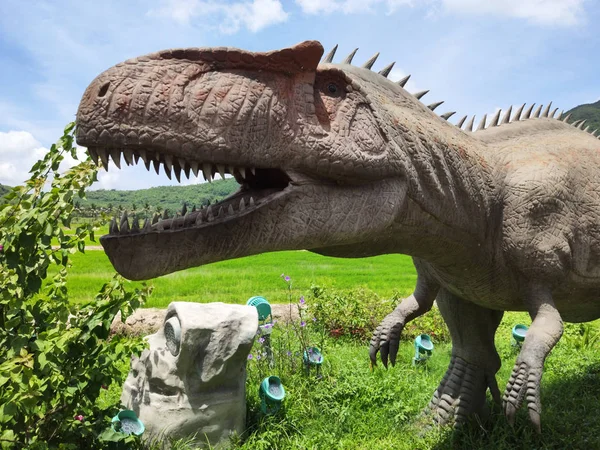 açık havada dinozorların tarihsel heykeller