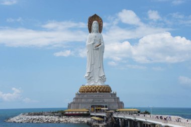 Okyanusüzerinde Çin'de Hainan adasında tanrıça Guanyin Nanshan buda kültür heykeli