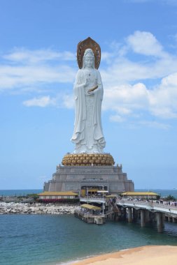 Okyanusüzerinde Çin'de Hainan adasında tanrıça Guanyin Nanshan buda kültür heykeli