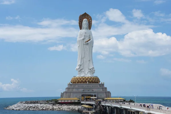 Okyanusüzerinde Çin'de Hainan adasında tanrıça Guanyin Nanshan buda kültür heykeli