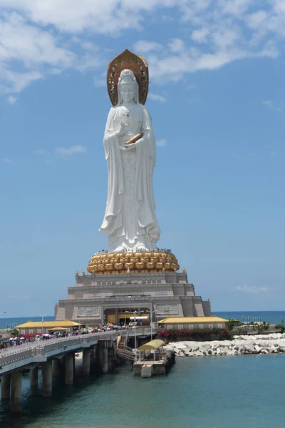 Okyanusüzerinde Çin'de Hainan adasında tanrıça Guanyin Nanshan buda kültür heykeli