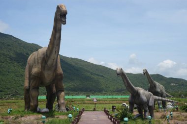Sanya Hainan - 26 Haziran 2019, Hainan Adası'ndaki Balina'da açık havada dinozorların tarihi heykelleriyle Paddy Field Milli Parkı Müzesi