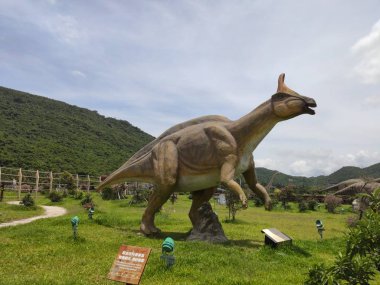 Sanya Hainan - 26 Haziran 2019, Hainan Adası'ndaki Balina'da açık havada dinozorların tarihi heykelleriyle Paddy Field Milli Parkı Müzesi