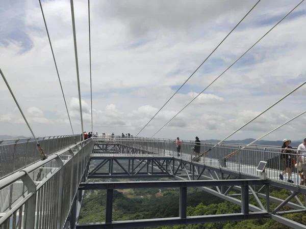 Çin Hainan - Haziran 24, 2019 Çin'de Sanya kentinde Hainan Adası'nda Yanoda yağmur ormanı parkında cam köprü