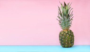 pembe bir arka plan üzerinde olgun meyve tropikal ananas