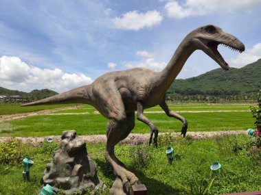 Sanya Hainan - 26 Haziran 2019, Hainan Adası'ndaki Balina'da açık havada dinozorların tarihi heykelleriyle Paddy Field Milli Parkı Müzesi