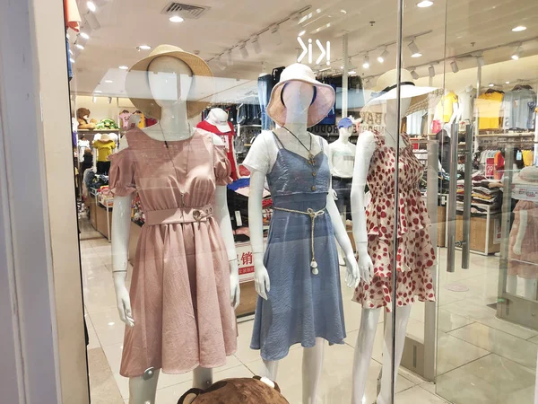 Çin Hainan - Haziran 21, 2019 Yaz sezonunda mağazada alışveriş merkezinde kadın giyim ile Manikens indirim