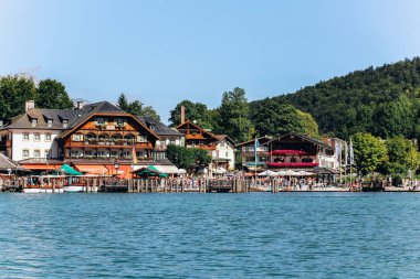 Almanya, Münih - 04 Eylül 2013. Karlı dağlar ve çam ağacı orman evleri Bavyera gölde tarafından