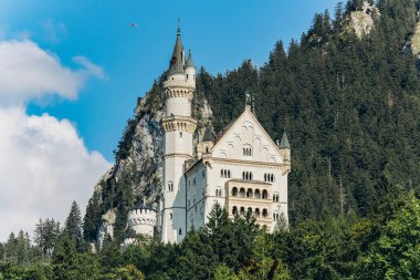 Almanya, Münih - 06 Eylül 2013. Kral Ludwig, Neuschwanstein Şatosu ev aksi uyku güzel Marys Köprüsü'nden alınan Kalesi olarak bilinen