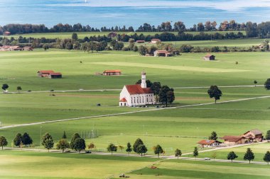 Almanya, Münih - 06 Eylül 2013. Bavyera kırsal Vadisi yukarıdan bakış. Alman göller yukarıdan. Sonbaharda kırsal manzara.