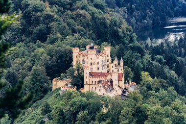 Almanya, Münih - 06 Eylül 2013. Bavyera Alpleri'nde Castle Hohenschwangau