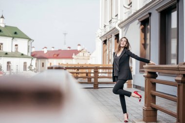 Şehrin arka planına karşı siyah takım elbiseli iş kızı.