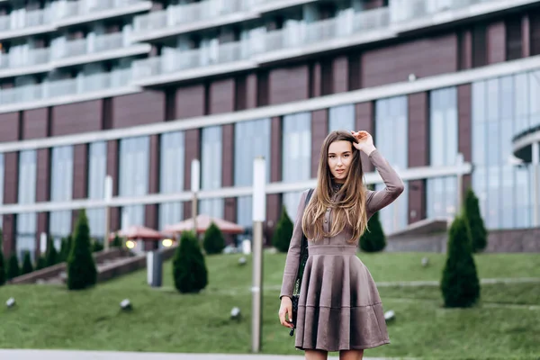 A young girl walks near the office with a handbag on her shoulder — Stock Photo, Image