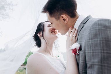 Örtünün altındaki bakışa aşığım. Örtünün altında öpücükler.