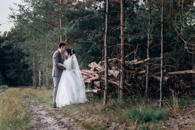 Mutlu bir gelin ve damadın portresi