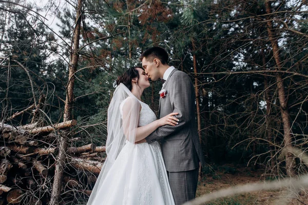 Portrait d'une mariée heureuse et marié — Photo