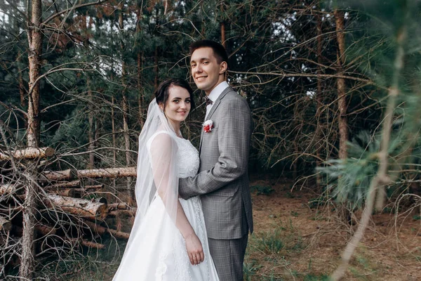 Portrait d'une mariée heureuse et marié — Photo