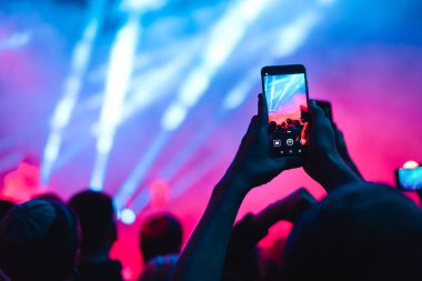 Seyirci bir konser telefon yakın çekim canlı yayın