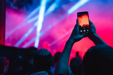 Seyirci bir konser telefon yakın çekim canlı yayın