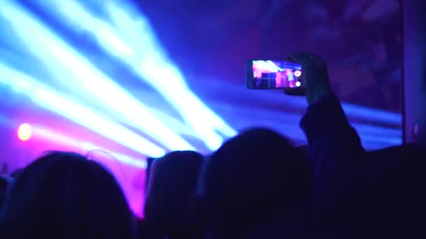 Gente Usa Teléfonos Inteligentes Grabar Vídeo Concierto Música — Vídeo de stock