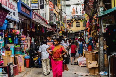 Kandy, Sri Lanka - 12 Ocak 2019 - bir sürü insan ve arabalar, işlek cadde tuk-tuk taksiler. o ikinci en büyük şehri ve Sri Lanka'nın kültür başkenti.