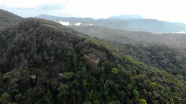 Sinharaja yağmur ormanı doğa rezerv günbatımı dağlar orman eski orman Sri Lanka havadan görünümü