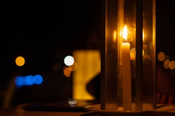 Teelicht Kerzen aus Nachtglas Strandtisch — Stockfoto