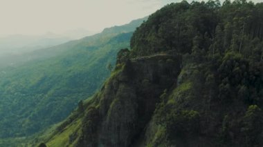 Ella rock popüler hiking, Sri Lanka. Güneşli bir gün, derin mavi gökyüzü bulutlu. Havadan çekim.