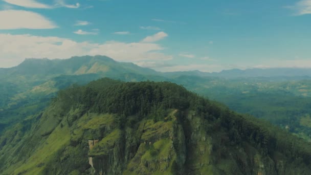 Ella rock popular hiking, sri lanka. sonniger Tag, tiefblauer Himmel mit Wolken. Schüsse aus der Luft. — Stockvideo