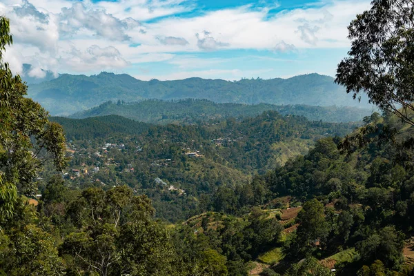 Vista panorâmica do cume da rocha Ella, caminhada popular para o topo da colina perto da cidade de Ella, em Higlands Central do Sri Lanka, antigo Ceilão, Sul da Ásia . — Fotografia de Stock