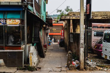 Kandy, Sri Lanka - 12 Ocak 2019 - bir sürü insan ve arabalar, işlek cadde tuk-tuk taksiler. o ikinci en büyük şehri ve Sri Lanka'nın kültür başkenti.