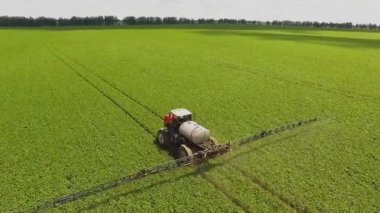 Pestisitler soya sahada püskürtücü ile bahar püskürtme traktör. Hava Quadcopter çekim