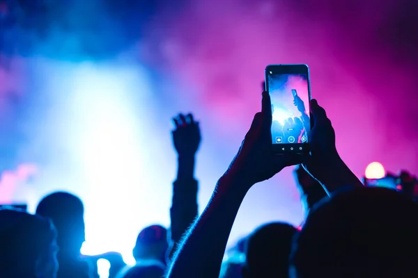 Seyirci bir konser telefon yakın çekim canlı yayın