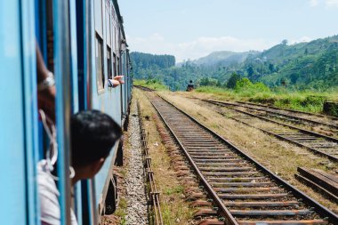 Ella Kandy Sri Lank dağlık çay tarlaları arasında için