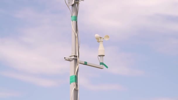 麦田上的气象站对着天空 — 图库视频影像