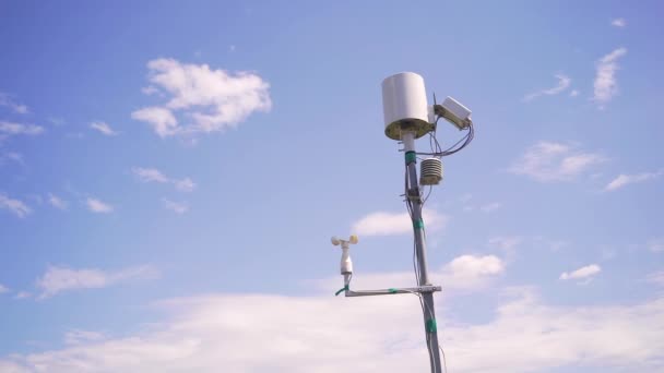 麦田上的气象站对着天空 — 图库视频影像