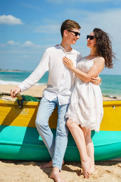 Пара влюбленных в счастливых мужчин и женщин, путешествующих. Пляжный песок — стоковое фото