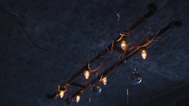 La lampe au plafond brille d'une lumière chaude — Video