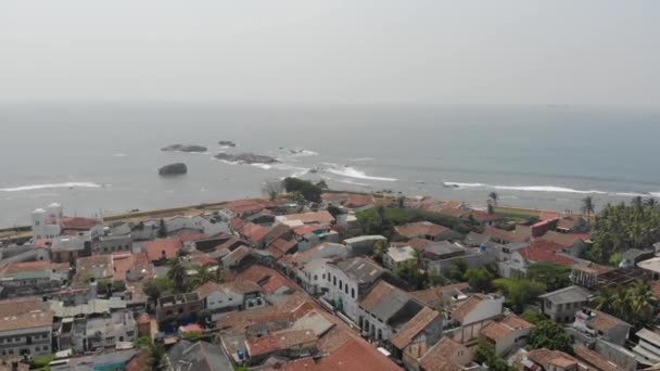 Fuerte Galle, Sri Lanka. Vista superior panorámica, torre de luz y la mezquita de la fortaleza del mar en Galle Galle Fort en el sur de Sri Lanka . — Vídeo de stock